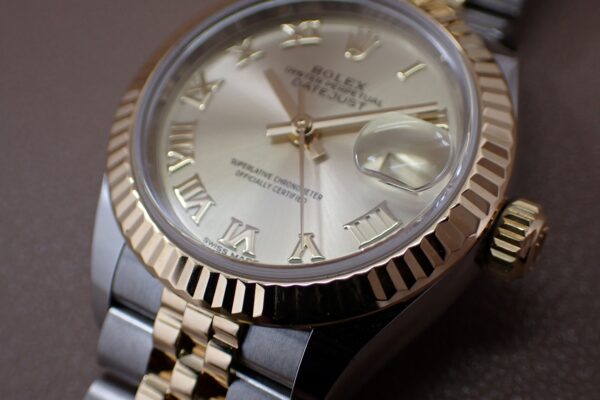 腕元を華やかに　色褪せないデイトジャスト